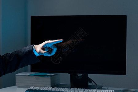 鼠标手女商务人士用一根手指指着重要消息 穿西装的行政人员提供重要信息 显示重要公告的妇女人士计算机男人电脑显示器互联网科学技术蓝色商业背景