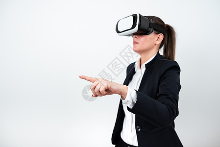 女人戴着 Vr 眼镜 用一根手指指着重要信息 有虚拟现实眼镜和显示重要信息的女商务人士人手办公室微笑技术电脑耳机正装人士职业套装图片