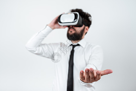 男人戴着 Vr 眼镜 用一只手传达重要信息 商务人士有虚拟现实眼镜并在手掌上方显示重要信息耳机正装电脑商业职业商务企业家经理办公图片