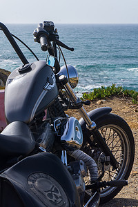 一辆黑色经典摩托车站在海面悬崖上 近在眼前图片