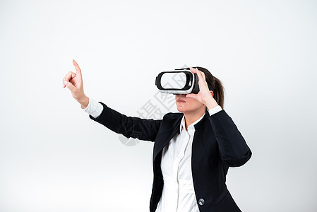 女人戴着 Vr 眼镜 用一根手指指着重要信息 有虚拟现实眼镜和显示重要信息的女商务人士想像力手势防护眼镜成人女性男人成功人士微笑图片