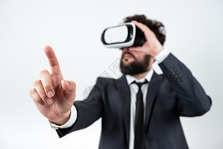 商务手指男人戴着 Vr 眼镜 用一根手指指着重要信息 有虚拟现实眼镜和显示重要信息的商务人士商业数字人手创新互联网手势触摸屏人士成人套装背景