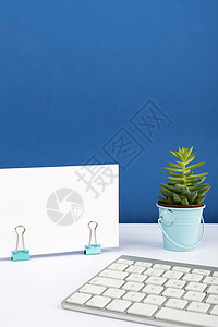 在一张纸写的重要公告在有花和键盘的办公桌上 重要的想法出现在桌上的便条上 盆栽植物图片