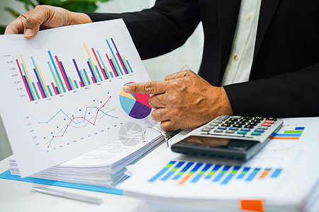 实业家在办公室使用统计图进行工作和分析报告经济图表数据文档商业人士会议投资生长图片