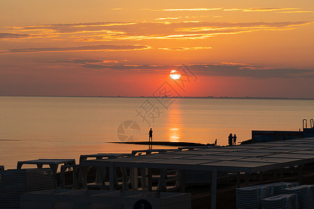 钓鱼的夏天 太阳落日爱好者棒手柄 从自然河流中从淡水生活方式的浅影里流出 黄金 一个闲暇的阳光图片