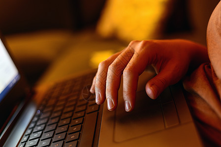 在家家庭办公室工作的妇女手在笔记本电脑键盘上女士电话商业屏幕互联网桌子金融职场网络咖啡图片