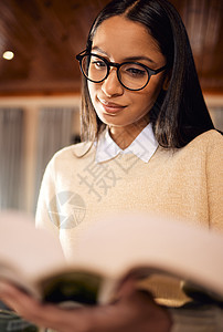 你学到的一切都会对你的未来有所帮助 在家看书时戴眼镜的女学生背景图片