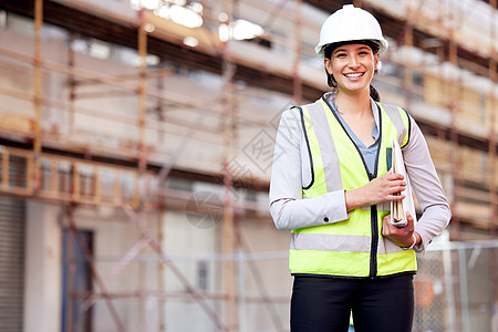 进行最后的润色 在建筑工地上工作的年轻女子图片