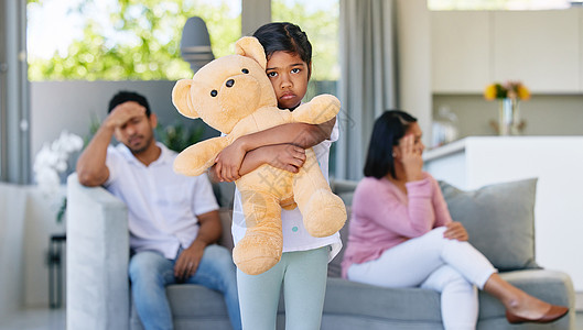 两位父母在争吵中 而他们的女儿却抱着她的泰迪熊(Teddy Bears)图片