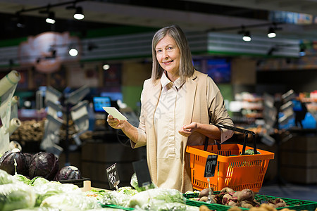 肖像 在店里买蔬菜的年长美女 超级超市啊零售检查女士食物消费者产品购物篮子架子老年图片