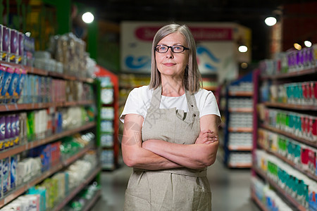 超市杂货店眼镜店经理中高级女性的肖像架子相机女士员工人士职员店铺药片产品成人图片
