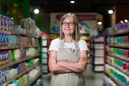 超级超市杂货店眼镜店经理中高级女性的肖像 正在工作图片
