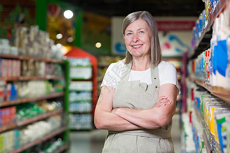 高级女顾问 超市杂货店雇员的肖像 超级市场图片