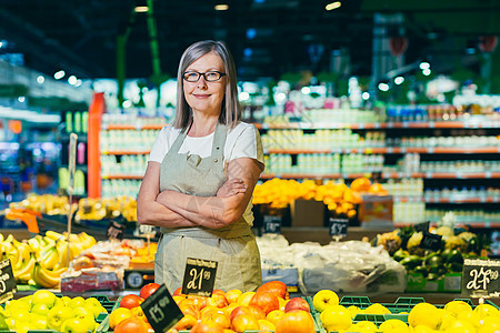 超市杂货店眼镜店经理中高级女性的肖像零售市场职业产品老年店铺女士员工老板商业图片