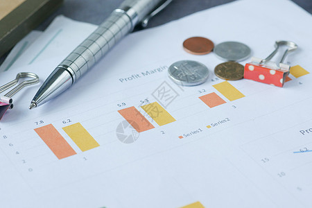 表格上的财务图表 计算器和注纸数据报告文档文书工作商业桌子金融背景图片