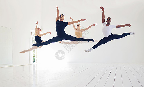 有通往幸福的捷径 舞蹈就是其中之一 一群芭蕾舞者在工作室练习他们的日常活动图片