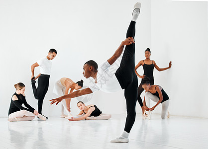 作为舞蹈家 你必须灵活一点 一群不同的芭蕾舞学生在舞蹈室排练时 全场拍到的镜头图片