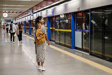 在曼谷市泰国火车站平台等待天际的亚洲女性旅游女游客 塔里塔铁路站平台铁路速度首都景观过境车站轻轨火车地标建筑图片