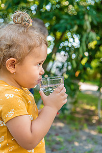 小孩喝杯水 有选择的专注饮料乡村婴儿幸福童年居住玻璃生活食物女性图片