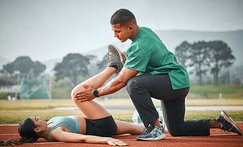 你不能带着这种伤参加比赛 为跑道上的运动员提供急救的运动护理人员图片
