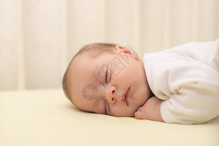 婴儿睡在复制空间的婴儿床上 儿童用品广告 插图儿童文章 一个小孩子 新生儿童年睡眠幸福孩子场景白色新生身体男生生活图片