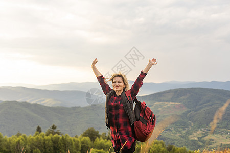 山顶上的自由旅行者女人享受美妙的大自然 峰顶山的女孩与完善的看法山 旅游理念石头爬坡远足者蓝色背包游客天空情感女性靴子图片