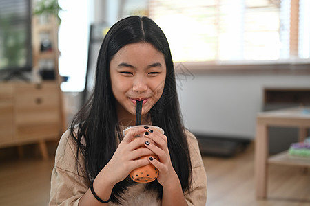 欢乐的亚洲女人喜欢喝珍珠泡泡奶茶图片