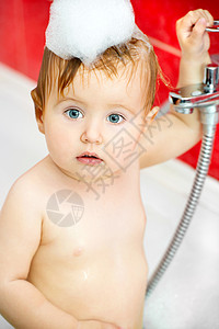 婴儿在洗澡时快乐喷射童年身体女性幸福乐趣头发浴室孩子图片