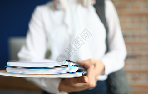 女学生拥有供学习的文件夹和笔记本测试裁剪女孩会议背包课程学生家庭学院考试图片