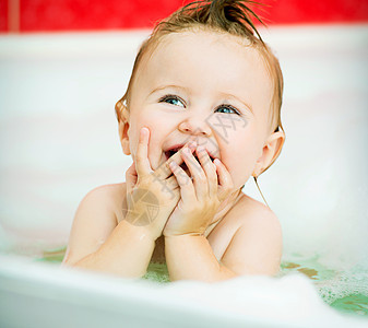 婴儿在洗澡时幸福浴缸淋浴孩子们浴室卫生头发气泡身体男生图片