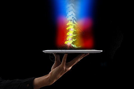 医生拿着带有脊椎骨X光片的数码平板电脑 骨头上有红色疼痛手术男性药片放射科技术x射线考试诊断扫描射线图片