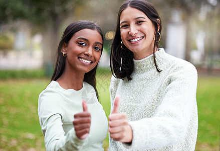 祝你下次考试好运 两个年轻女子在大学外面 露出大拇指的表情图片