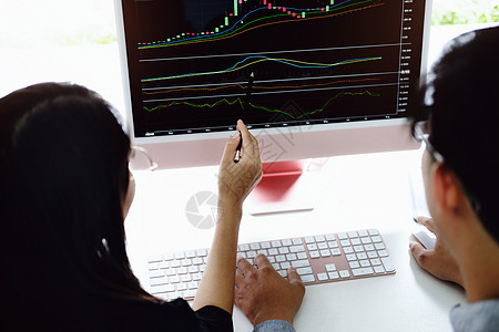投资专家在平板监视器上指针一支笔 分析股市 教你怎么赚钱的 对吧审计工作报告文书协议项目销售量合同经济数据图片