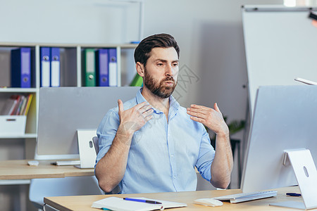 办公室的热点 一个商务人士穿着衬衫 在明亮现代办公室工作男性护发素房间领导者商务笔记本电脑老板员工职场图片