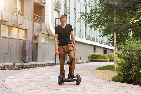 在公共足迹上骑着Hoverboard车的人现在在所有公共场所都被禁止男生青年太阳路面街道运输平衡发动机消遣乐趣图片