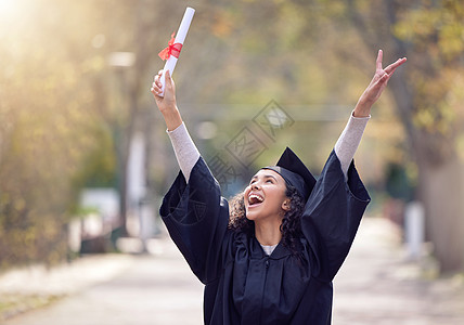 让所学的一切 把你带到远处去 一个年轻女子在毕业日欢呼图片