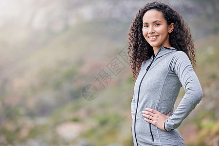 我喜欢这里的风景 一个在山上锻炼的年轻美人儿图片