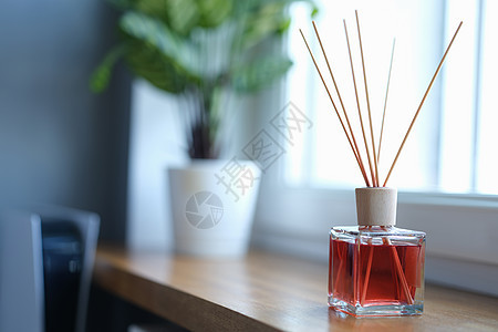 在室内的木窗柜子上用Reed空气清新剂芦苇香气清新剂房子家庭香味桌子台面公寓液体图片