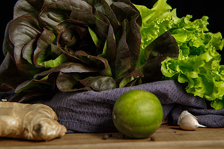 黑暗背景下一连串新鲜生菜叶植物绿色健康饮食水培香料园艺调味品饮食蔬菜沙拉图片