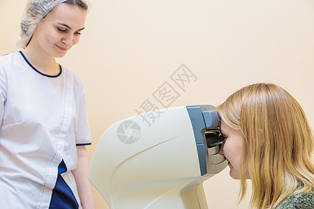 一位女验光师使用特殊的现代设备检查患者的眼睛测量药品视网膜女性电脑显示器诊所视力表验光医护人员显微镜图片