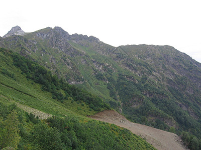 一片全景的山地景观 其山谷和森林山峰在高覆云天下场地远足房子顶峰风景地平线冒险场景山脉木头图片