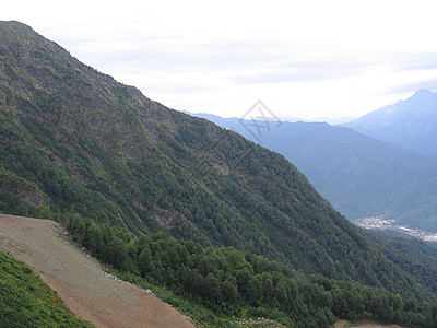 一片全景的山地景观 其山谷和森林山峰在高覆云天下场地木头山脉荒野远足顶峰场景旅游石头爬坡道图片