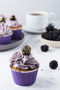 灰色背景的美味黑莓蛋糕 背面有浆果 茶叶和纸杯蛋糕 垂直照片咖啡店金子盘子奶油生日紫色蛋糕派对庆典薰衣草图片
