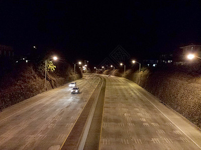 汽车在夜间沿H-1公路行驶图片