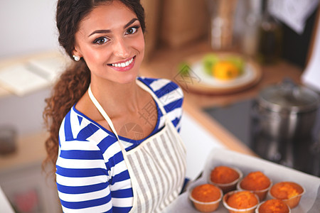 女人在厨房里做蛋糕围裙家庭烘烤甜点食物主妇微笑烹饪成人房子图片