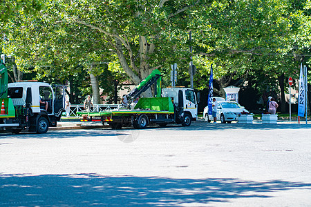 拖车路边破车装载运输汽车救援道路 概念维修驱动器 用于故障皮卡保险 拖车部门 平板清障车镐 人图片