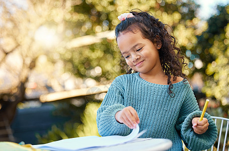 每天感觉更聪明 一个小女孩在院子里做功课 完成功课图片