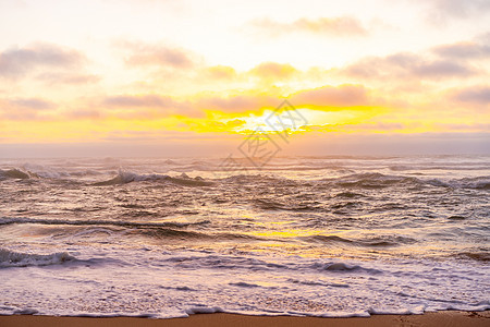 海边风景与海滩的海日落 海洋地平线上美丽的景色 有橙色的太阳和云海岸支撑戏剧性海景风雨阳光地平线旅游橙子假期图片