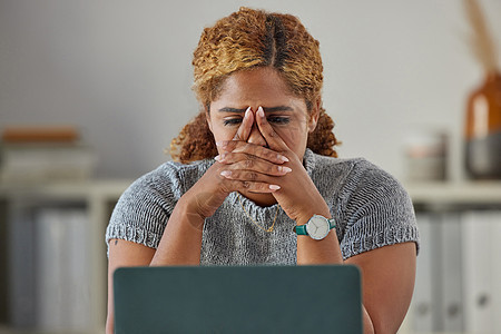 压力大 担心和心烦意乱的女商务人士感到焦虑和工作截止日期的压力 年轻女性在办公室办公桌前用笔记本电脑工作时看起来不开心或沮丧图片
