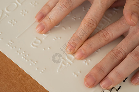 妇女使用解码器学习盲文字母手指墙纸浮雕人士教育学校桌子女性笔记代码图片
